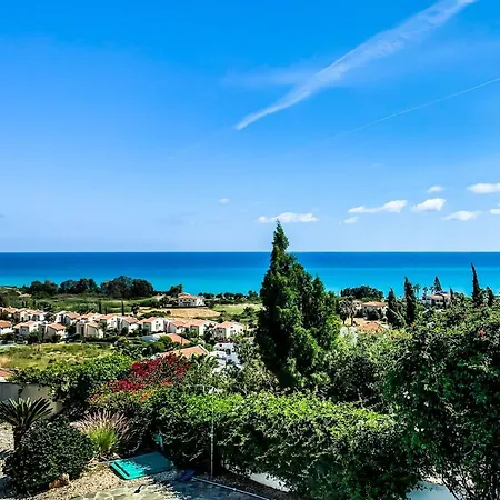 Villa 3 Bedroom , With Fantastic Sea View, Landscaped Garden. Free Wi-fi *