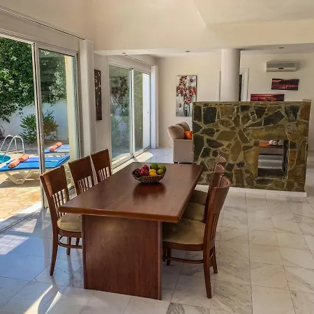 3 Bedroom , With Fantastic Sea View, Landscaped Garden. Free Wi-fi *