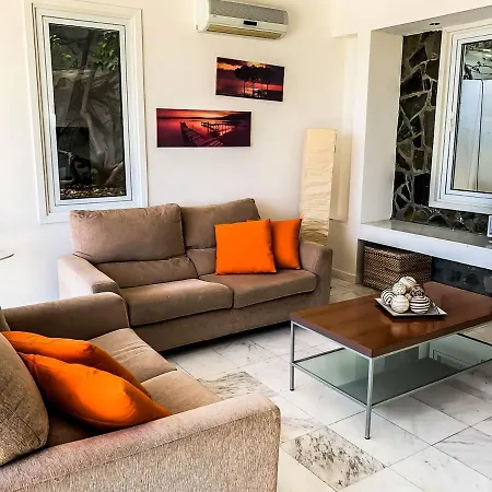 3 Bedroom , With Fantastic Sea View, Landscaped Garden. Free Wi-fi *