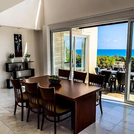 3 Bedroom , With Fantastic Sea View, Landscaped Garden. Free Wi-fi Villa *