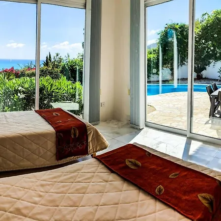 3 Bedroom , With Fantastic Sea View, Landscaped Garden. Free Wi-fi Villa