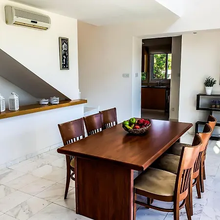 3 Bedroom , With Fantastic Sea View, Landscaped Garden. Free Wi-fi
