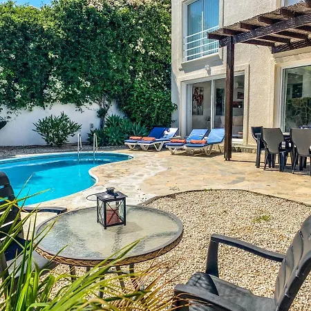 3 Bedroom , With Fantastic Sea View, Landscaped Garden. Free Wi-fi Vila