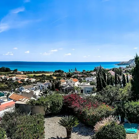 Villa 3 Bedroom , With Fantastic Sea View, Landscaped Garden. Free Wi-fi *